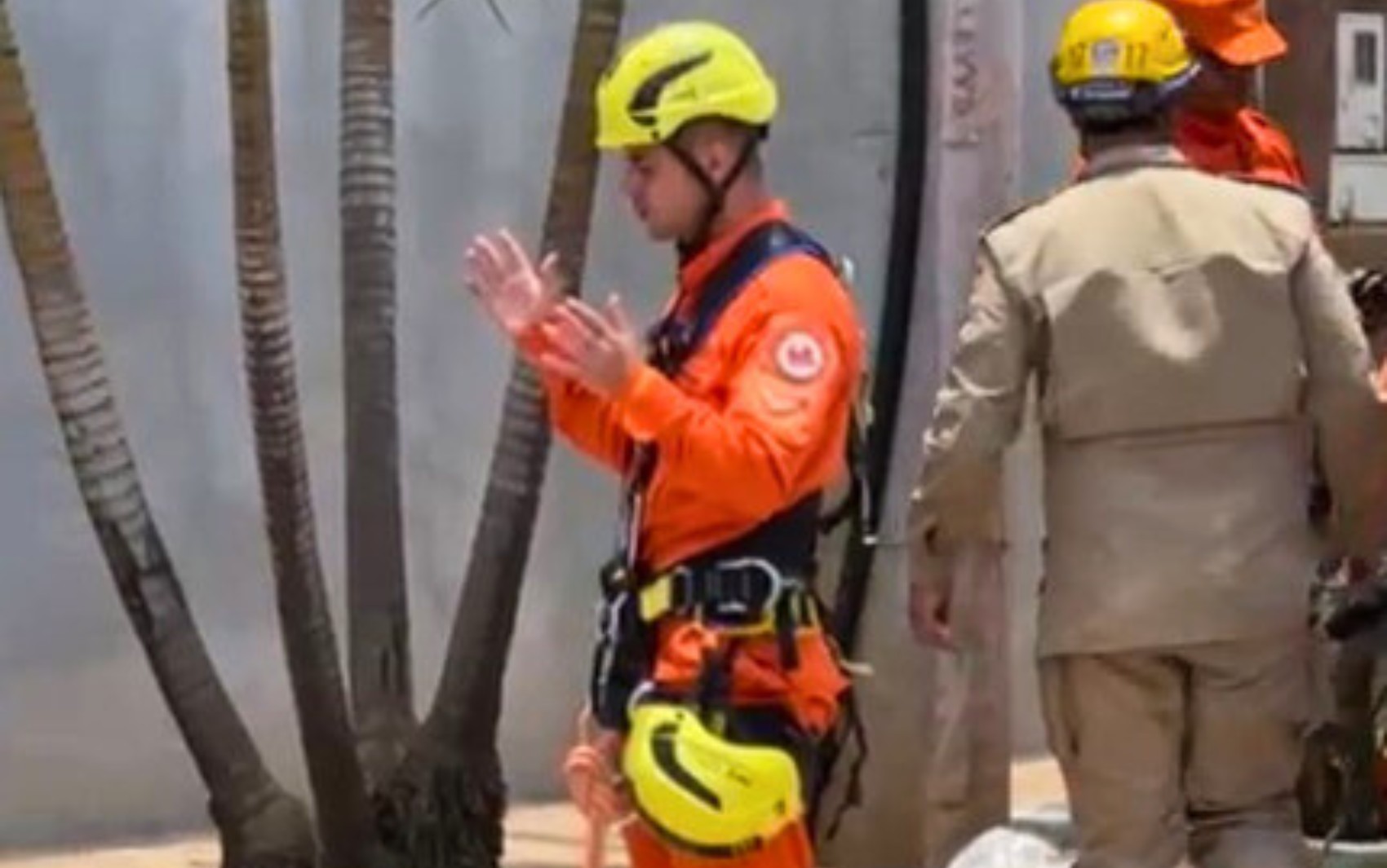 Bombeiro comove ao fazer oração enquanto colegas resgatam homem em torre; vídeo