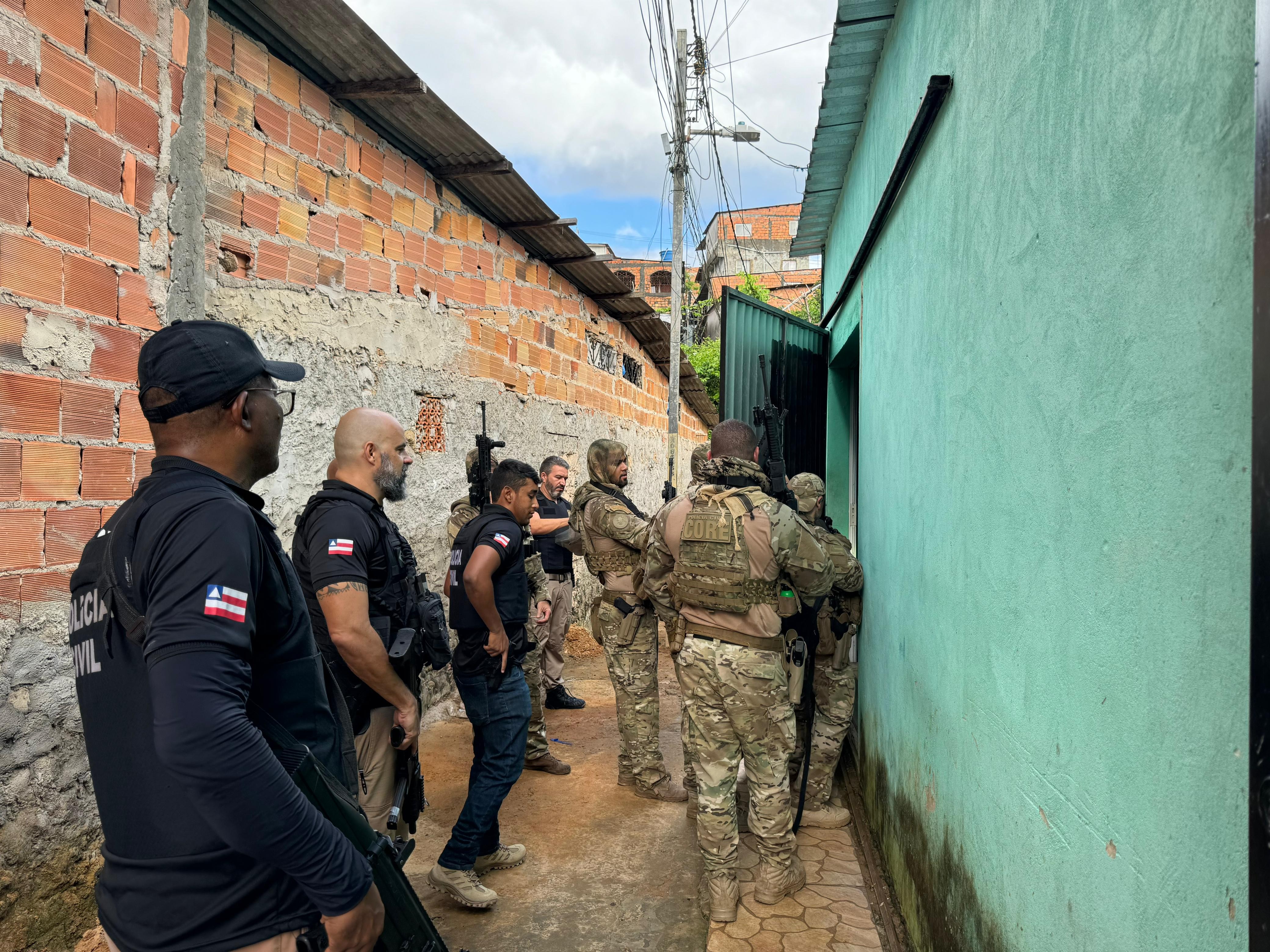 Três homens são detidos em operação policial contra suspeitos de promoverem ataques no subúrbio de Salvador