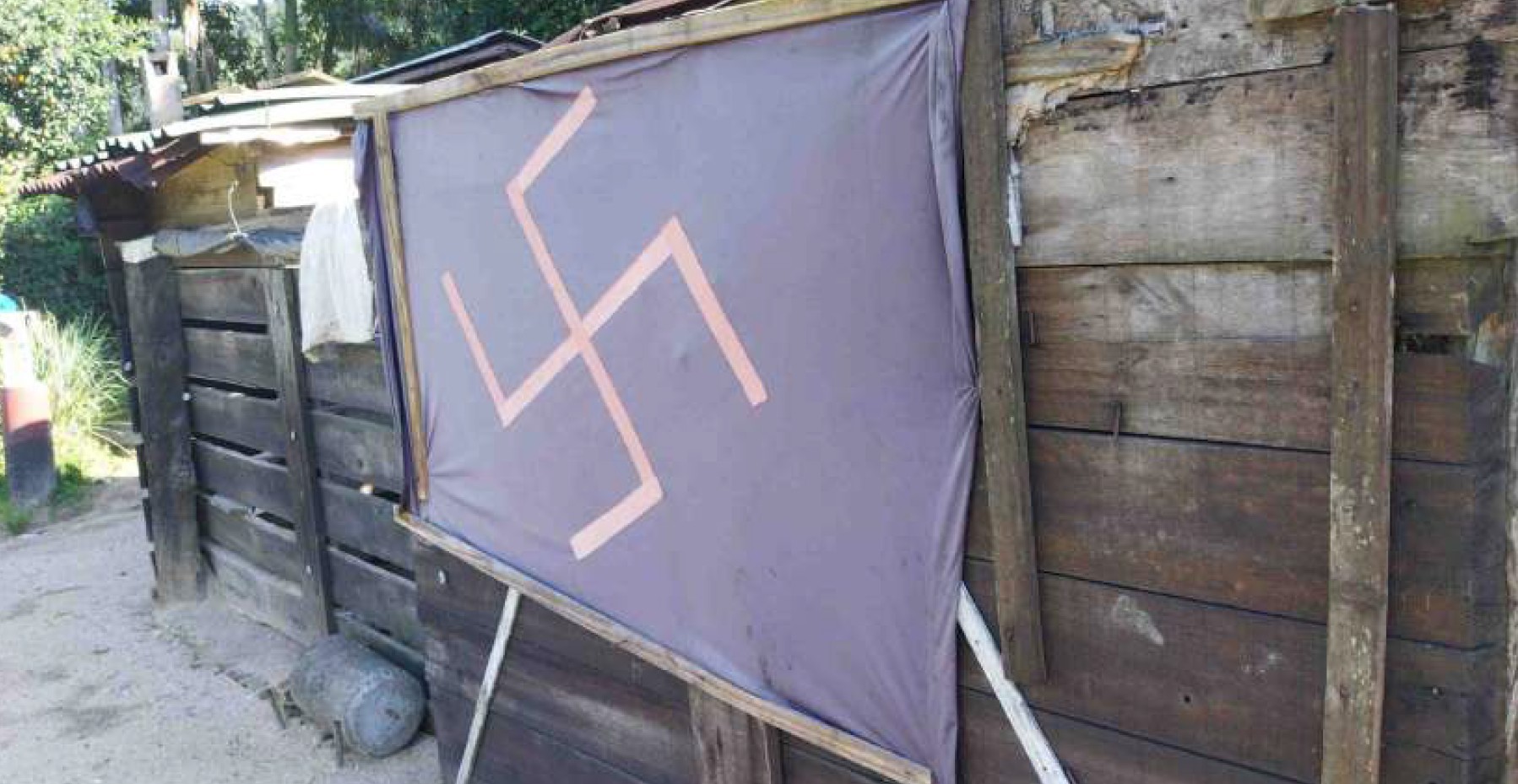 Insistência em manter bandeira com suástica em frente de casa leva a condenação de homem em SC