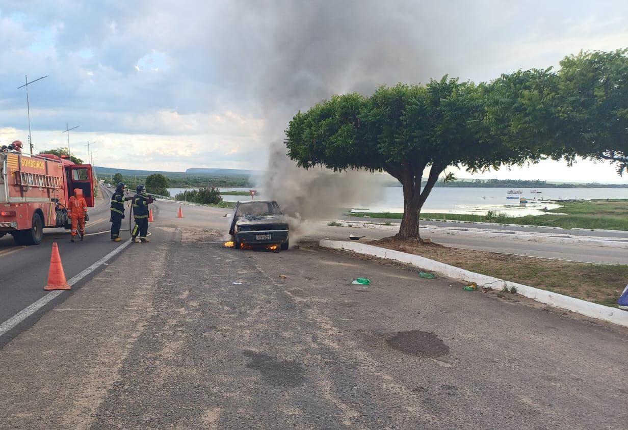 Motorista ateia fogo em carro durante abordagem da PRF em Petrolândia