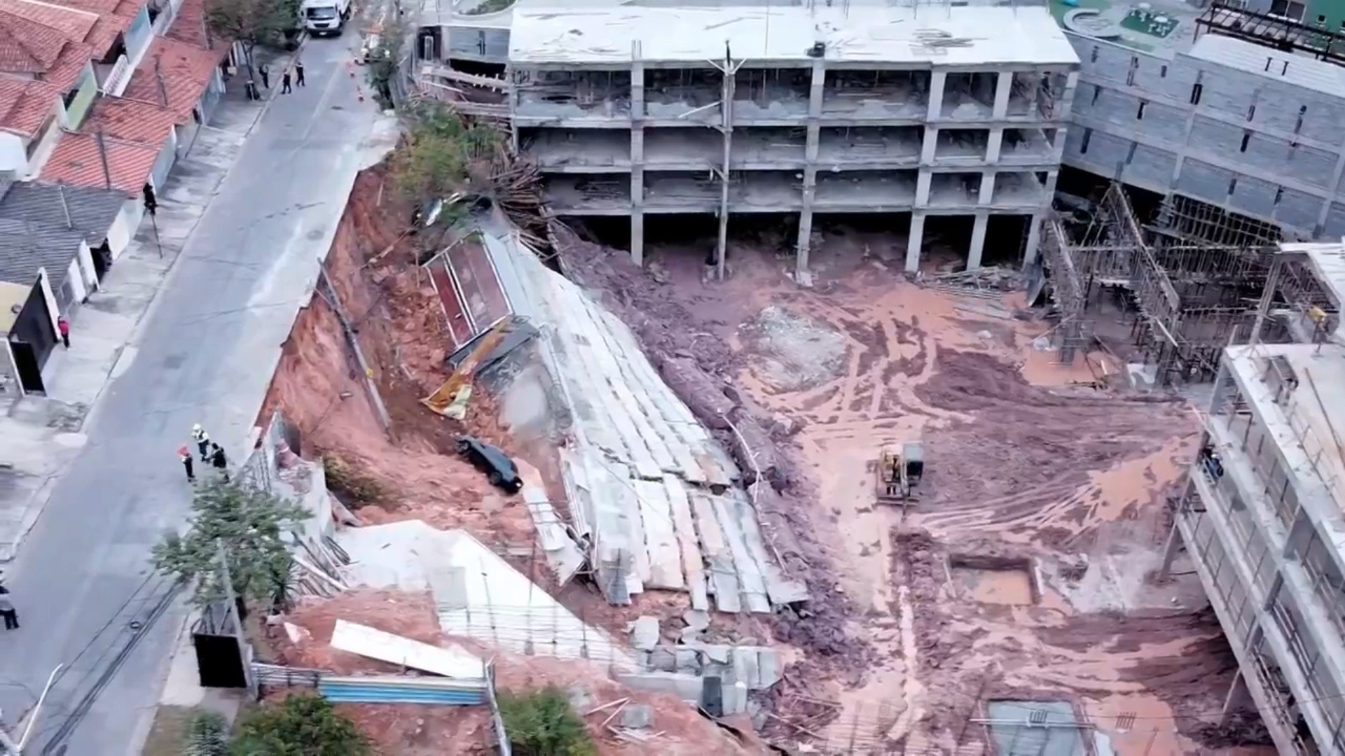 Imagens aéreas mostram estrago após parte de construção de prédio desabar em São José dos Campos