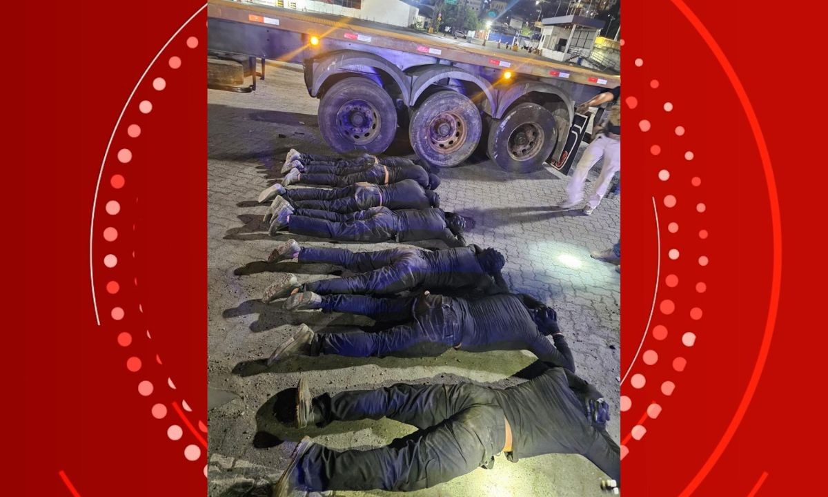 VÍDEO: nove homens são presos após serem encontrados em compartimento secreto de carreta com 1 tonelada de cocaína