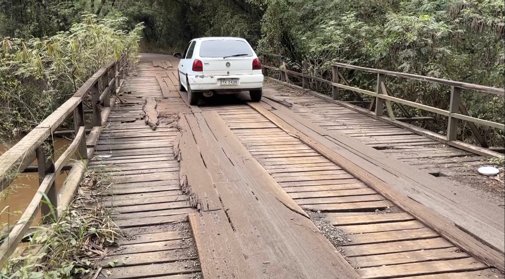 Ponte com buracos e tábuas soltas preocupa motoristas no interior de SP: 'Dá medo'