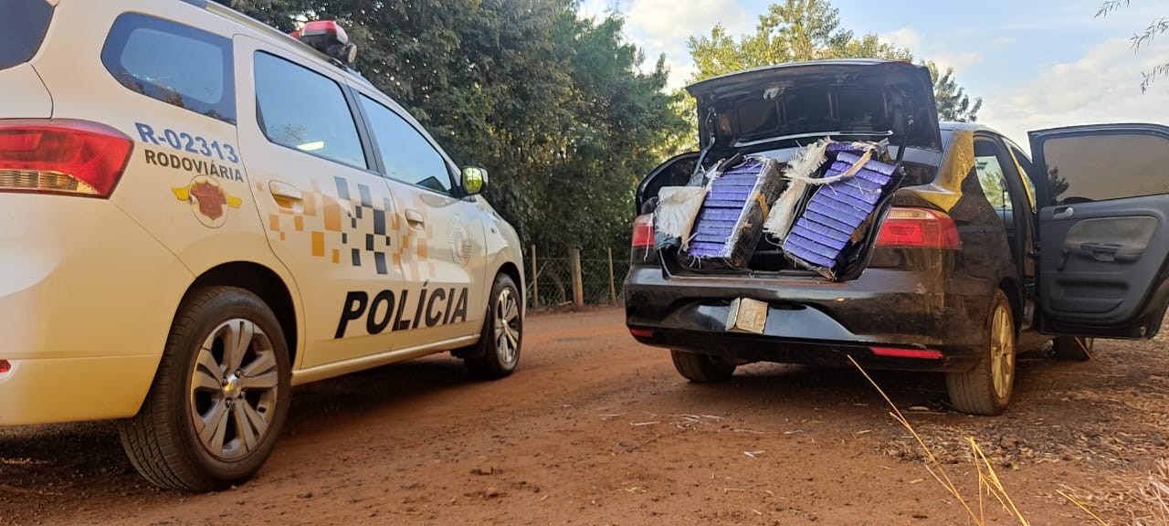 Motorista que fugiu de fiscalização no PR é preso no interior de SP com mais de 200 tijolos de maconha no porta-malas de carro