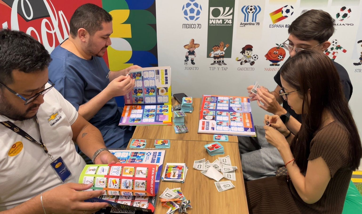 VÍDEO: Álbum da Copa do Mundo movimenta pontos de troca e reúne colecionadores em Manaus