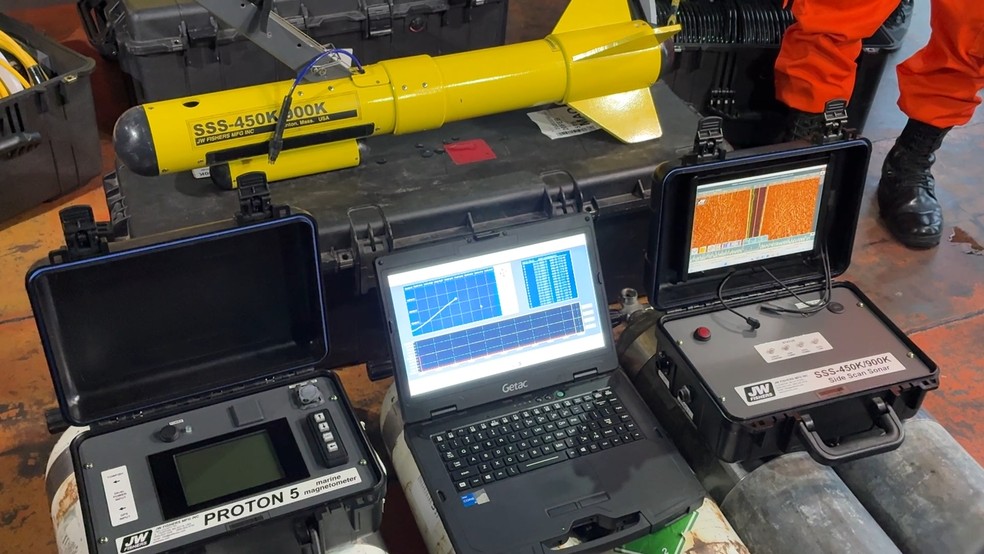 As equipes operam equipamentos subaquáticos — como o ROV (veículo operado remotamente), o Sonar Side Scan e o Detector de Metal Próton 5 — para realizar uma varredura técnica precisa. — Foto: Foto: Reprodução/Rede Amazônica