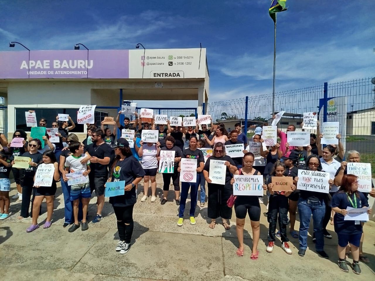 Alunos e funcionários fazem protesto em apoio à Apae de Bauru após investigação de desvios milionários