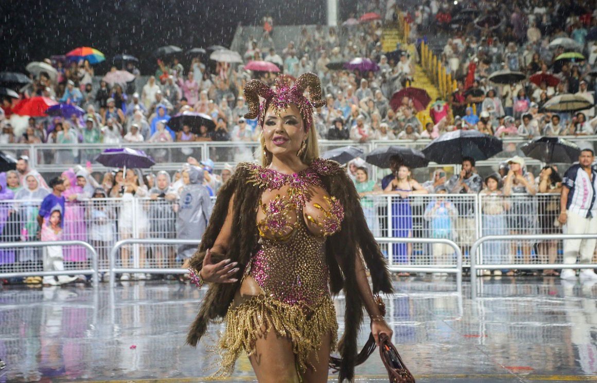 Com 40 mil cristais e homenagem a signo, rainha da Rosas de Ouro encara chuva em ensaio técnico