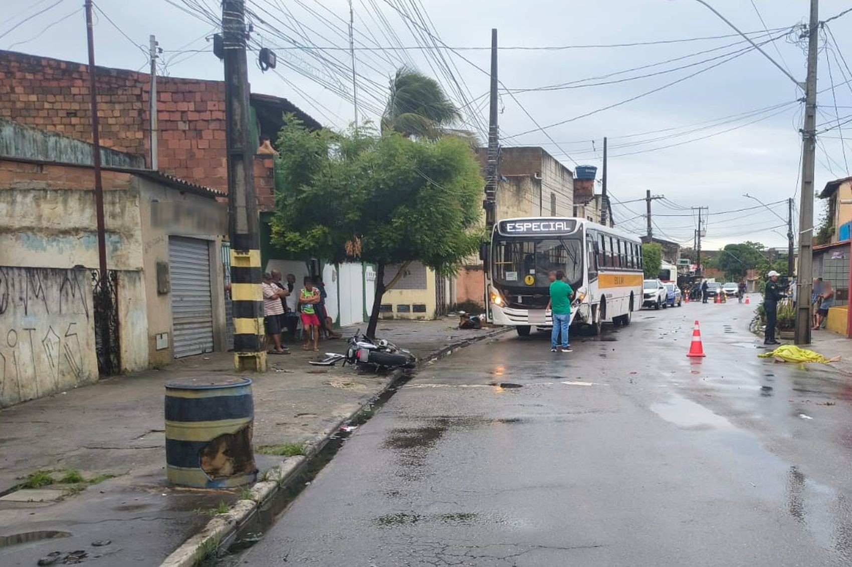 Motociclista de 19 anos morre após bater de frente com ônibus em Aracaju