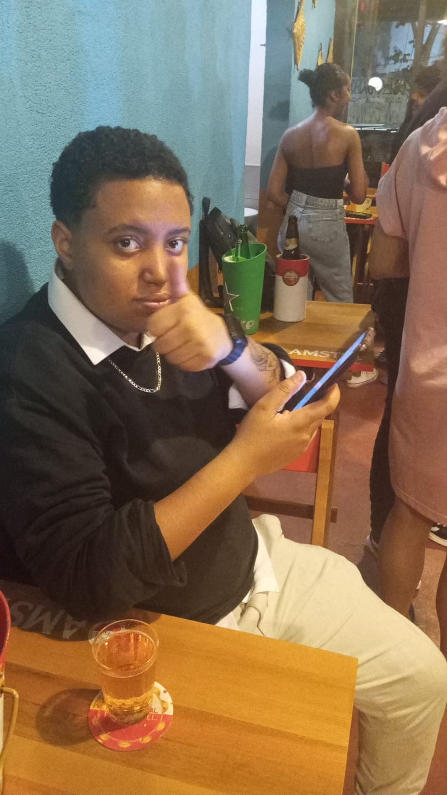 Jovem em moto de aplicativo morre atropelada após passageiro abrir porta de carro e arremessar vítima