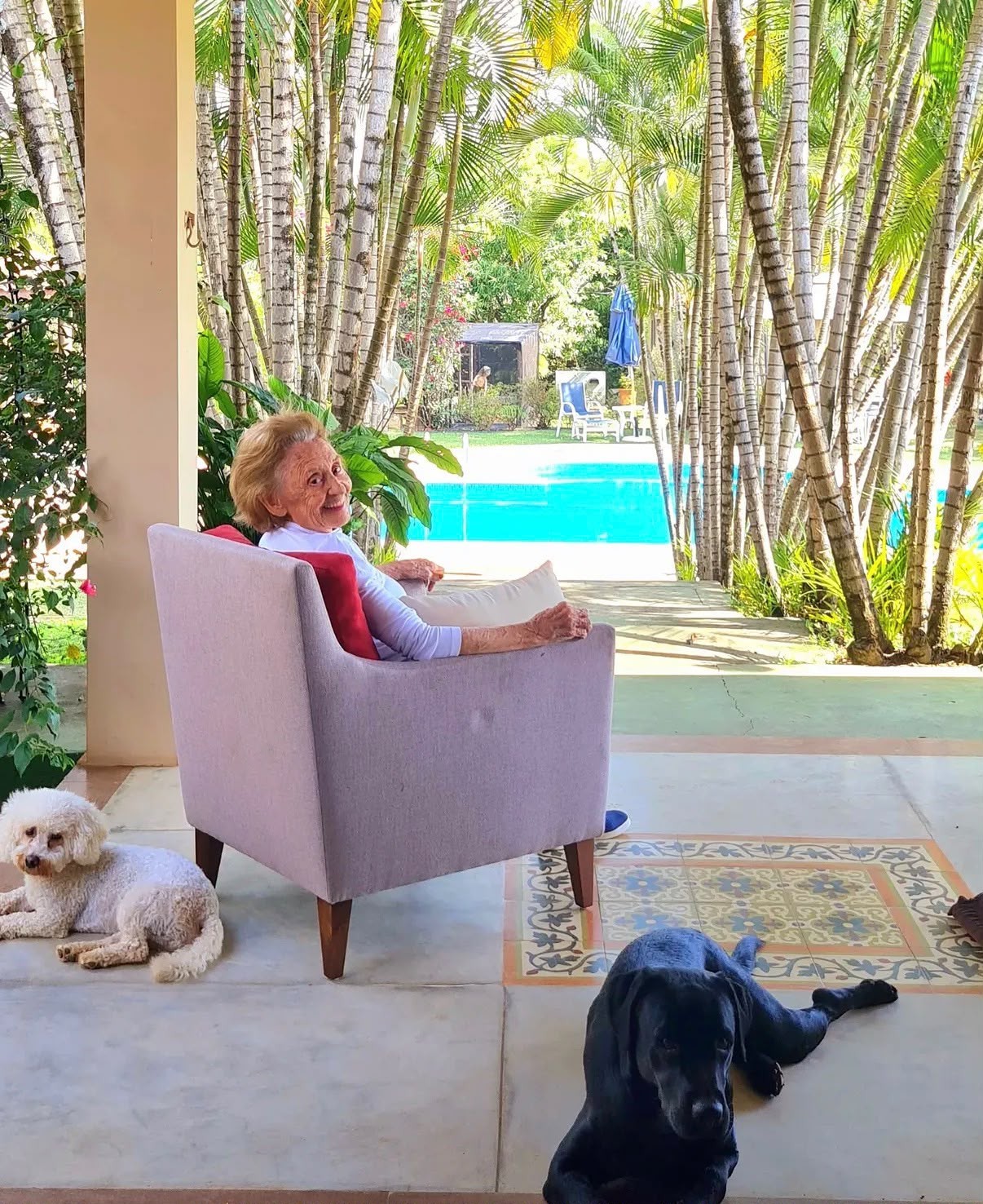 FOTOS: Laura Cardoso tinha refúgio no interior de SP com piscina, espaço de descanso e 'cantinho da beleza'