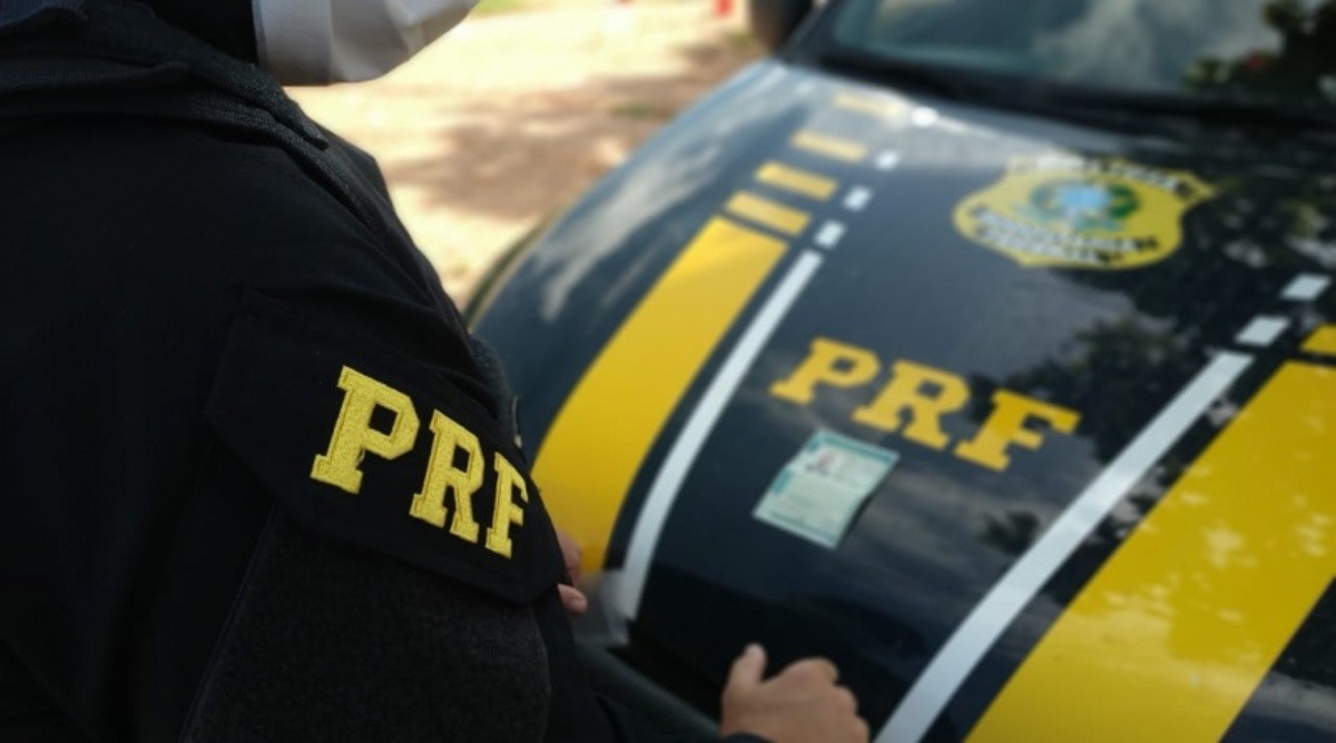 Caminhoneiro que seguia de SP para a Bahia com carteira suspensa é preso ao tentar subornar policial na BR-251