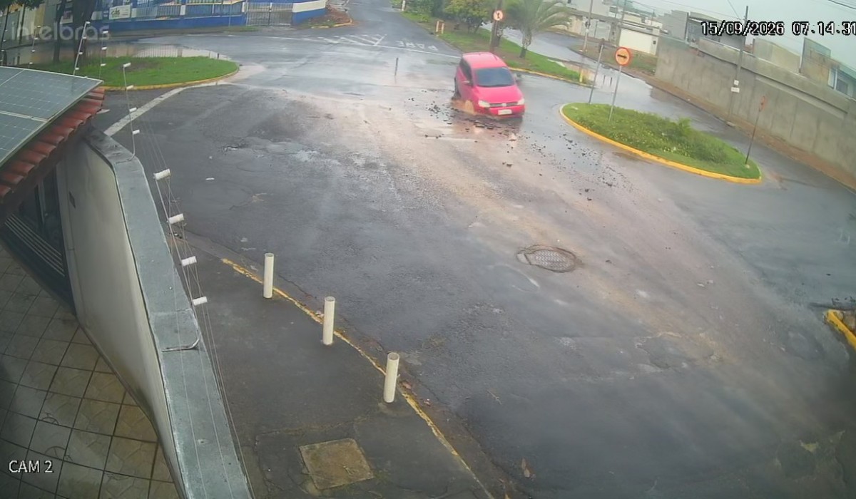 VÍDEO: carro cai em buraco cheio de água e fica preso em rua de Mogi Guaçu