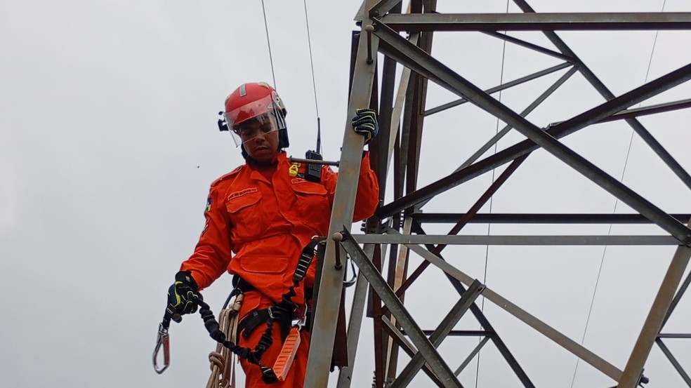Criança de 5 anos é resgatada de torre de transmissão em Ariquemes — Foto: Divulgação/Corpo de Bombeiros