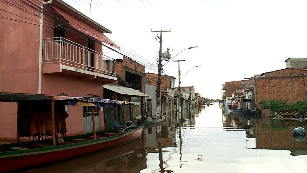 Ruas estão encobertas pela água e só é possível chegar às casas em alguma embarcação — Foto: Reprodução/TV Mirante