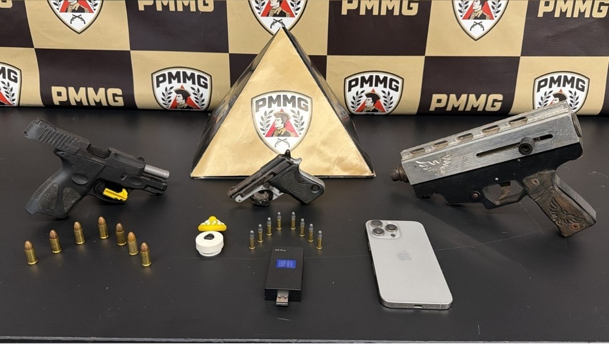 Submetralhadora, armas de fogo e até jet skis: suspeito é preso por participar de esquema de veículos clonados em Divinópolis