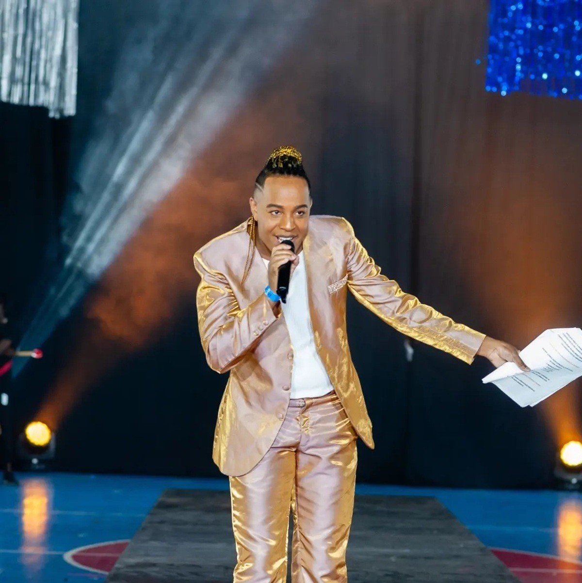 Artista friburguense atrai grande público com musical que conta a história do samba e do funk em Nova Friburgo