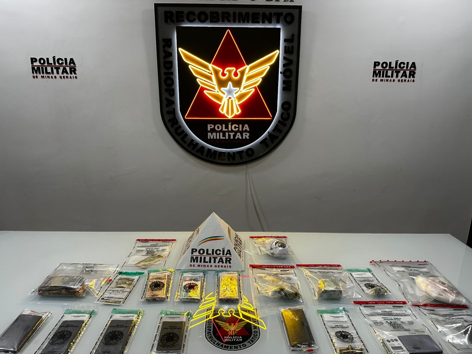 PM apreende maconha enterrada perto do muro de cemitério, em Governador Valadares; 3 pessoas foram presas