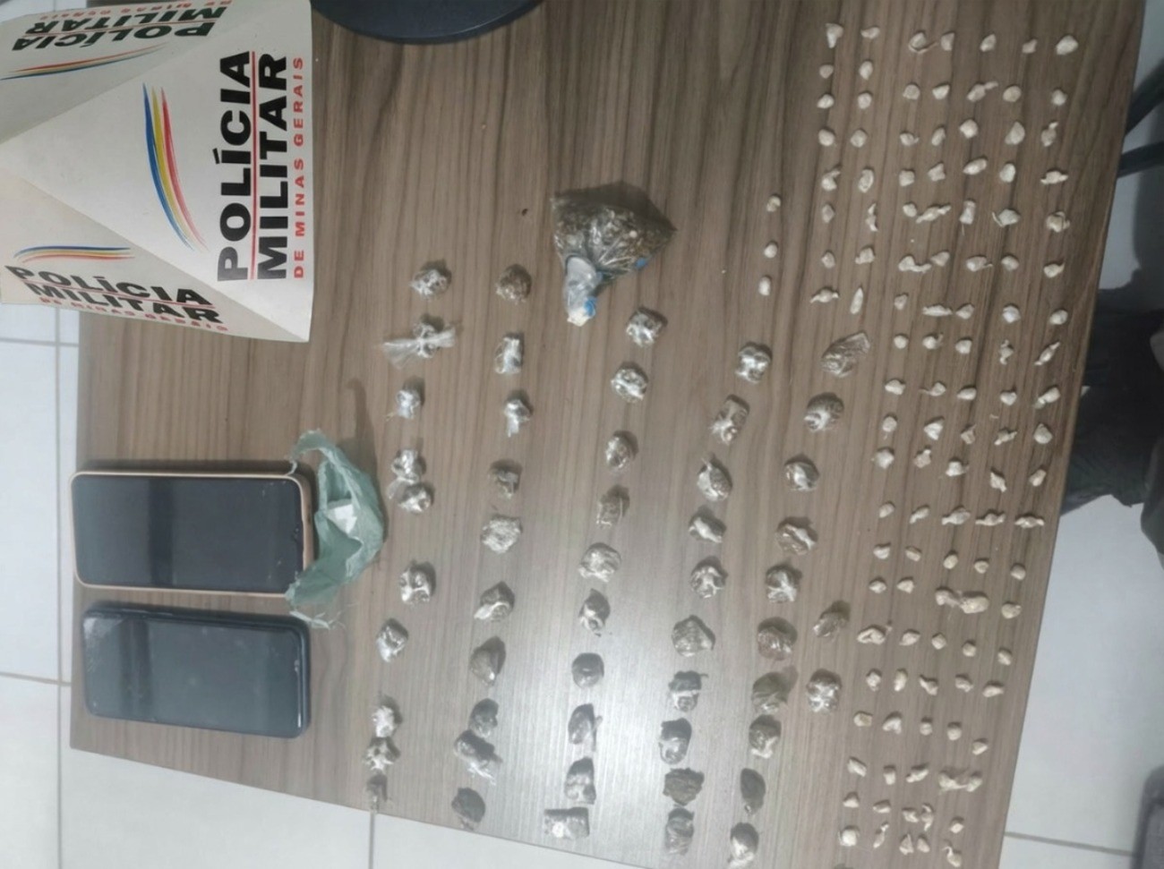 Quatro são presos após denúncias de que traficante entregaria drogas para mulher em Jequitaí