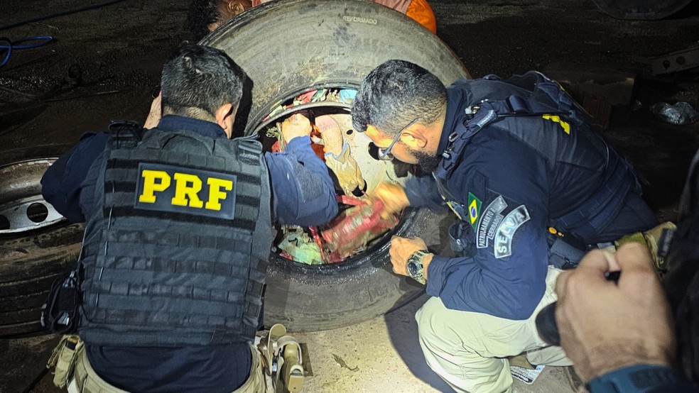 Caminhoneiro é preso após ser flagrado transportando 188,5 kg de drogas dentro de pneus de caminhão em São Luís — Foto: Divulgação/PRF
