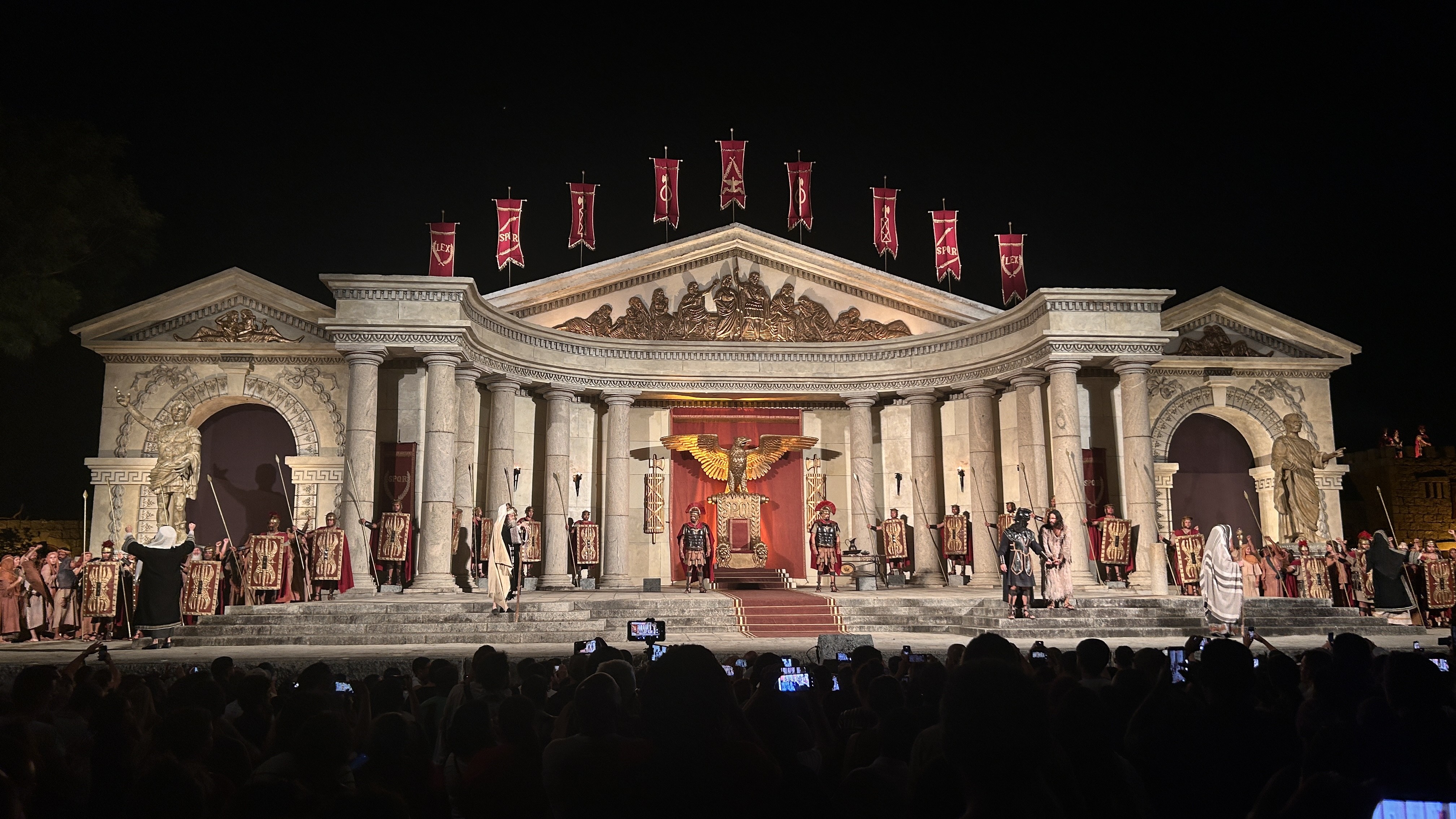FOTOS mostram primeiros dias do espetáculo da Paixão de Cristo de Nova Jerusalém