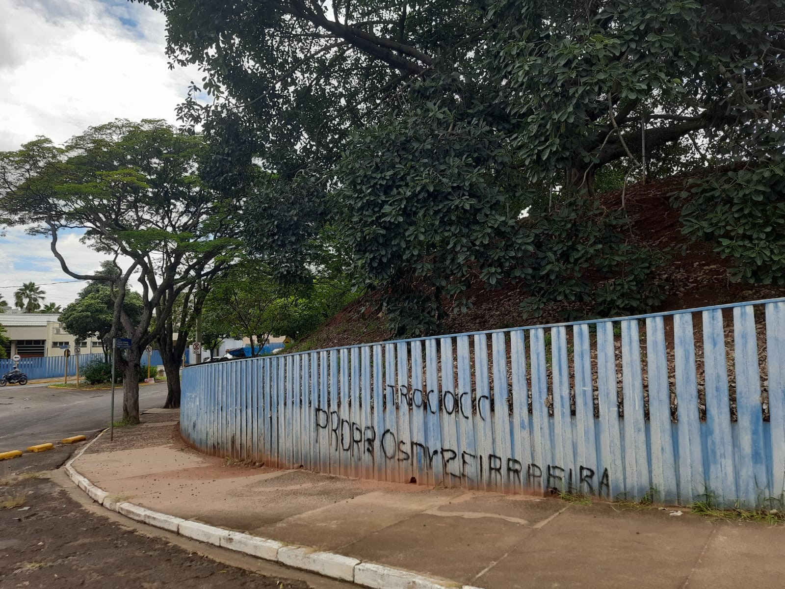 Professor que reivindicava vaga de pós-doutorado é detido por pichar muro da USP em Bauru