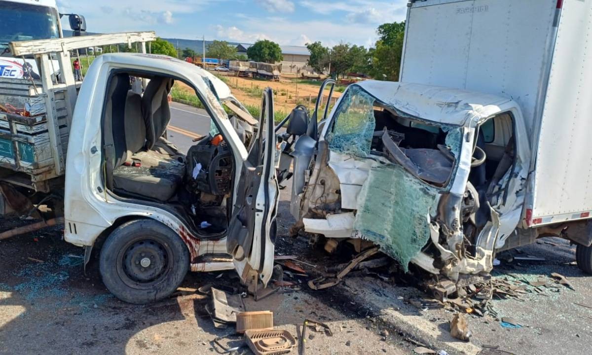 Batida entre caminhões mata motorista de deixa três feridos na Bahia; rodovia ficou parcialmente interditada por quase 3h