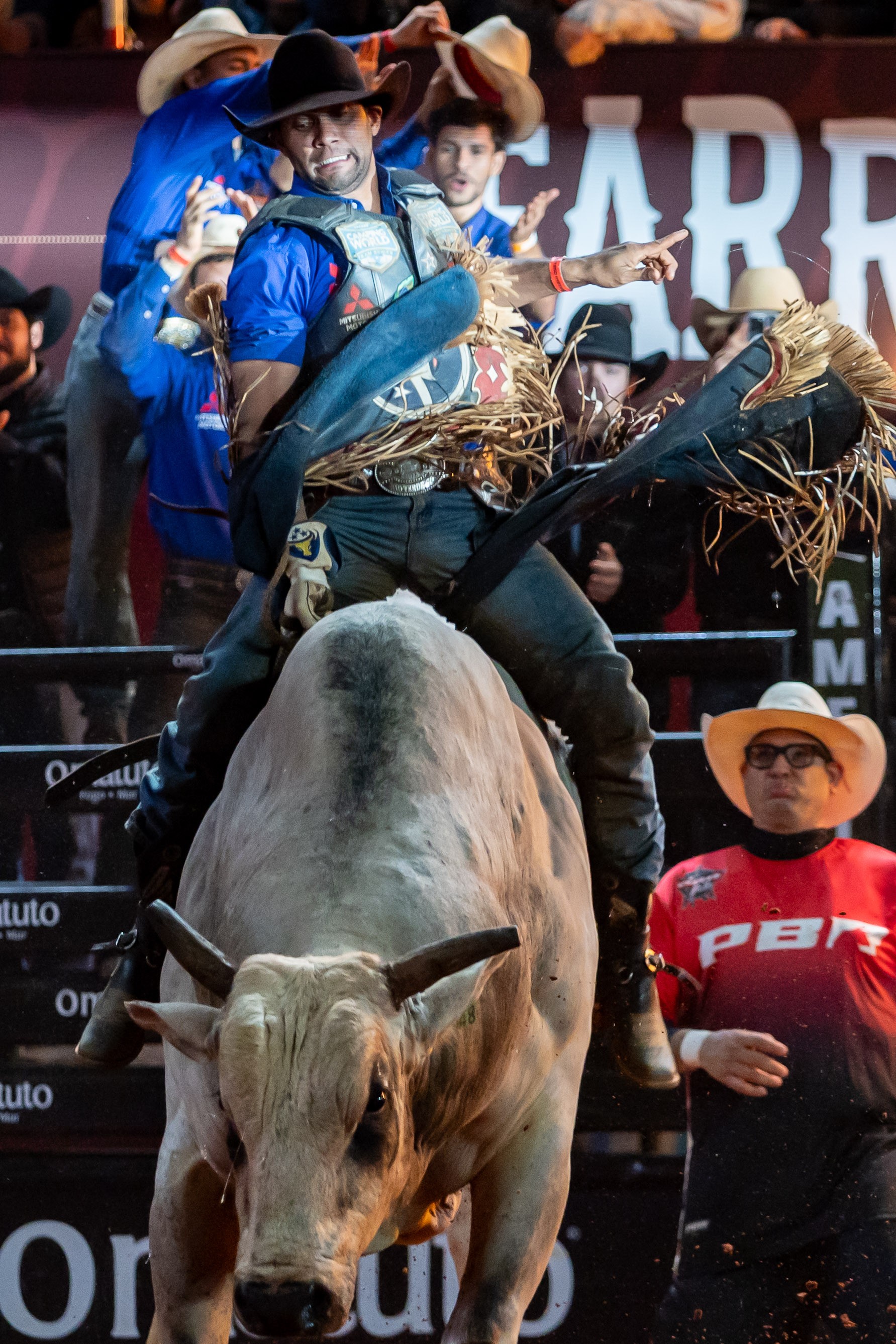 Alisson de Souza montou o touro Relíquia da Patroa no Round Final e conquistou o título da etapa da PBR da Festa do Peão de Americana, neste domingo (7) — Foto: Thomaz Marostegan