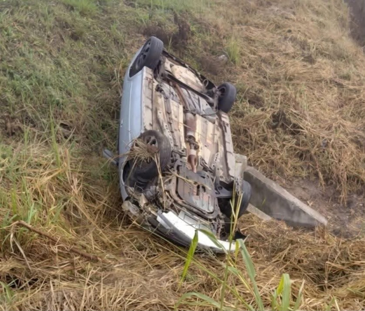 Carro sai da pista e cai em ribanceira na Rodovia do Contorno, em Volta Redonda