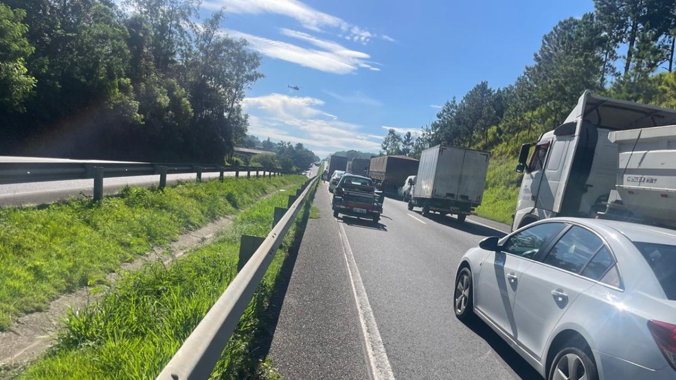 Perseguição com tiroteio entre policiais e criminosos interdita Raposo Tavares no interior de SP — Foto: Laercio Souza/TV TEM
