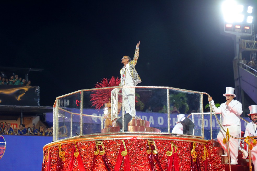 Mestre Ciça no púlpito do último carro, de onde regeu seus ritmistas — Foto: Alexandre Macieira/Riotur