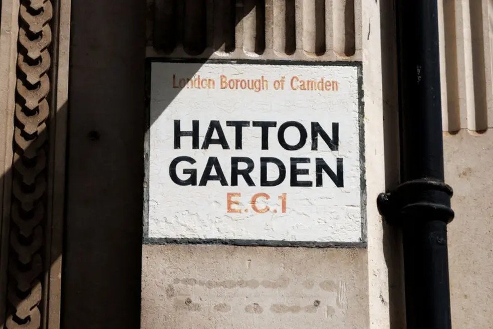 'Há ansiedade em relação ao rumo que o mercado vai tomar', diz a diretora de um negócio de compra e venda de ouro em Londres — Foto: Getty Images via BBC