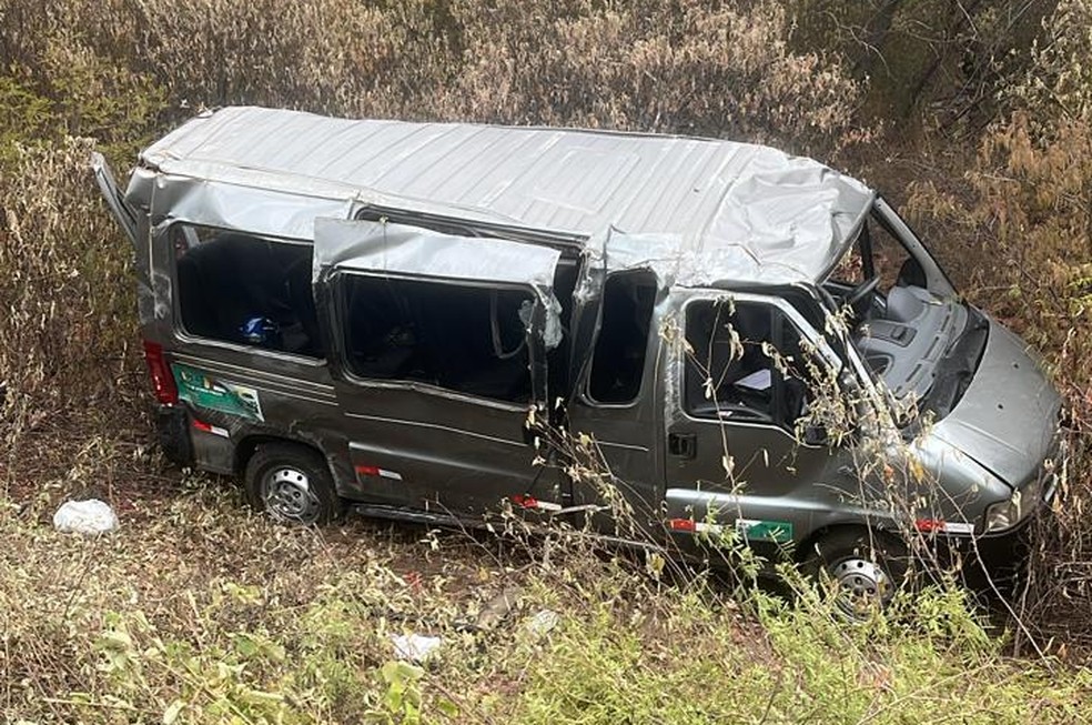 Van atingida por carro de luxo em Santa Maria da Boa Vista — Foto: Reprodução