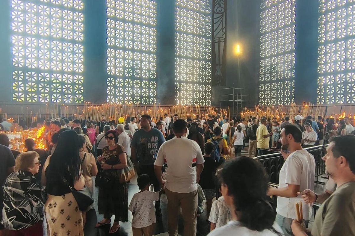 Capela das Velas e Sala das Promessas recebem devotos no Dia de Nossa Senhora Aparecida; veja vídeo