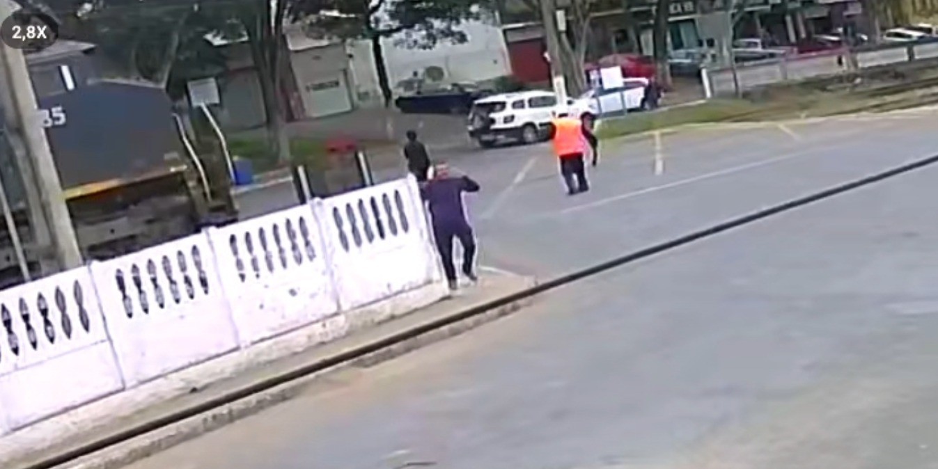 Por um triz, idosa sobrevive a atropelamento de trem em MG; VÍDEO