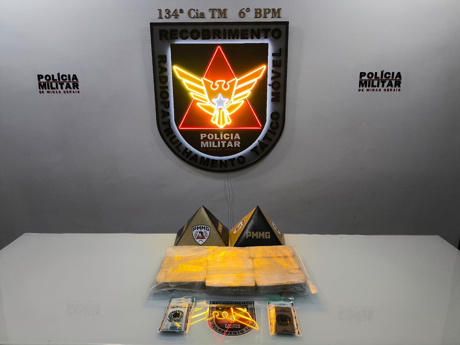 Trio é preso com oito barras de cocaína após perseguição em Governador Valadares