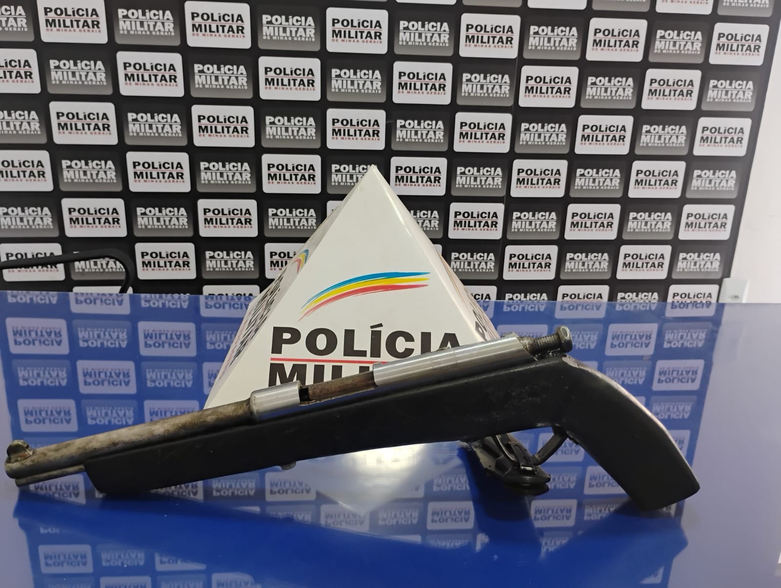 Homem é encontrado sentado em frente à casa do pai após ameaçá-lo com arma em Pirapora