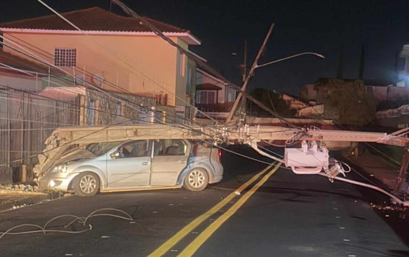 Carro derruba poste e quatro pessoas ficam feridas em Varginha