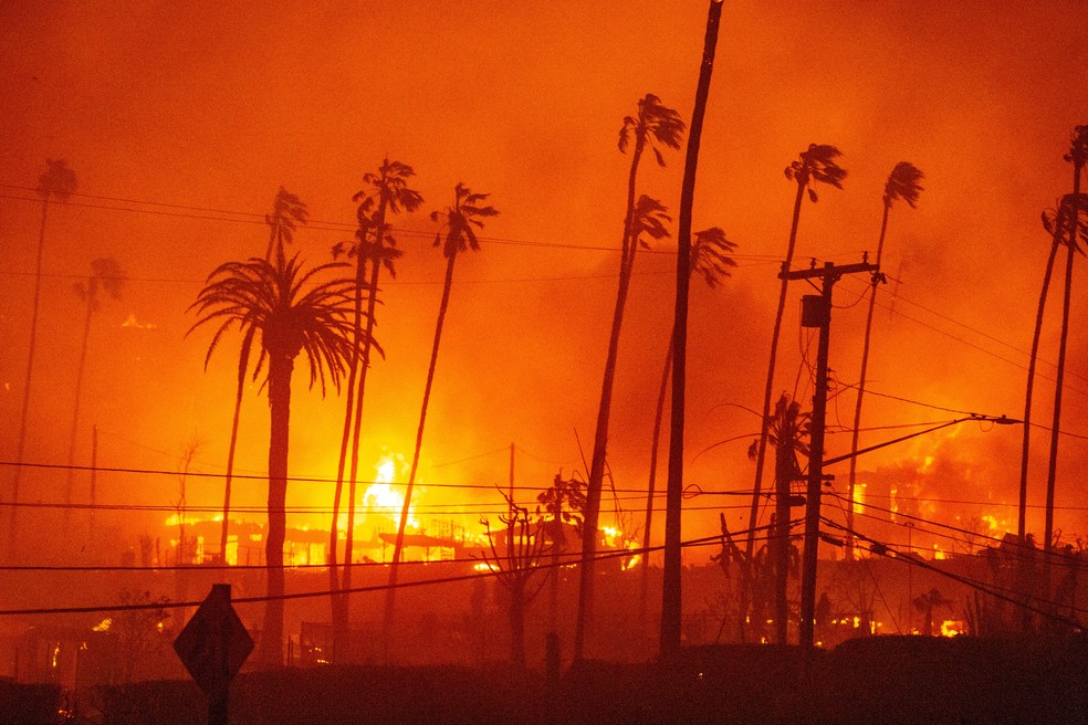 Incêndio florestal atinge Pacific Palisades em Los Angeles em 7 de janeiro de 2025. — Foto: REUTERS/Ringo Chiu