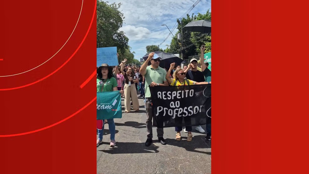 Professores do AM protestam após suspensão de plano de saúde por atraso de repasses