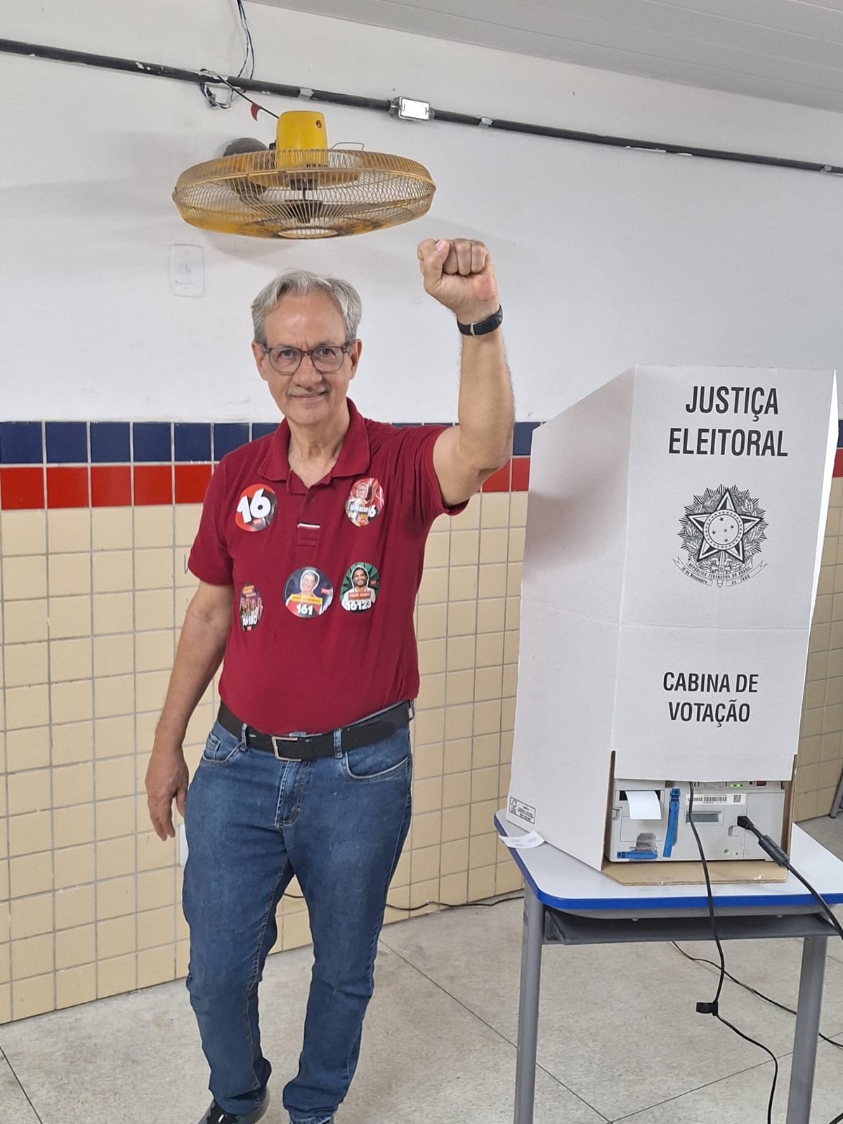 Guilherme Fonseca (PSTU) vota em escola na Zona Oeste do Recife