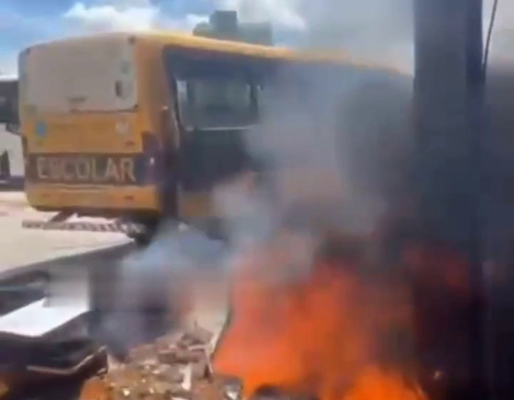 VÍDEO: incêndio atinge garagem do transporte escolar de Lagarto