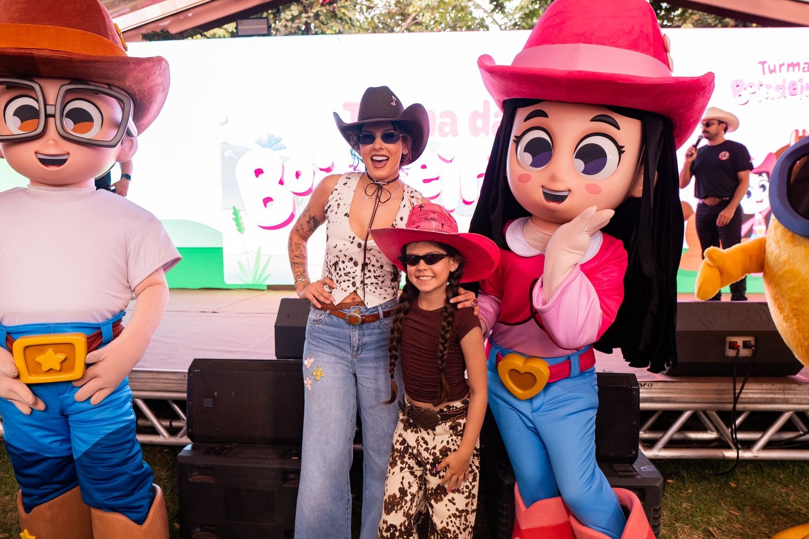 'Mini Boiadeira': quem é a fã mirim de Ana Castela que ganhou festa de aniversário no camarim e foi escolhida para integrar time da cantora