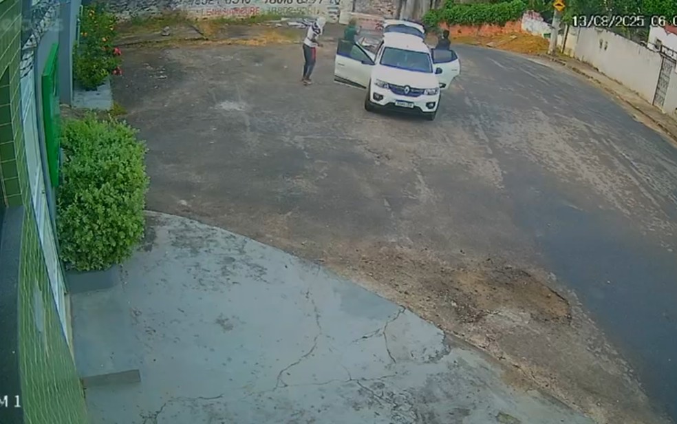 Câmera de segurança filmou momento em que homem foi executado em Salvador — Foto: Redes sociais