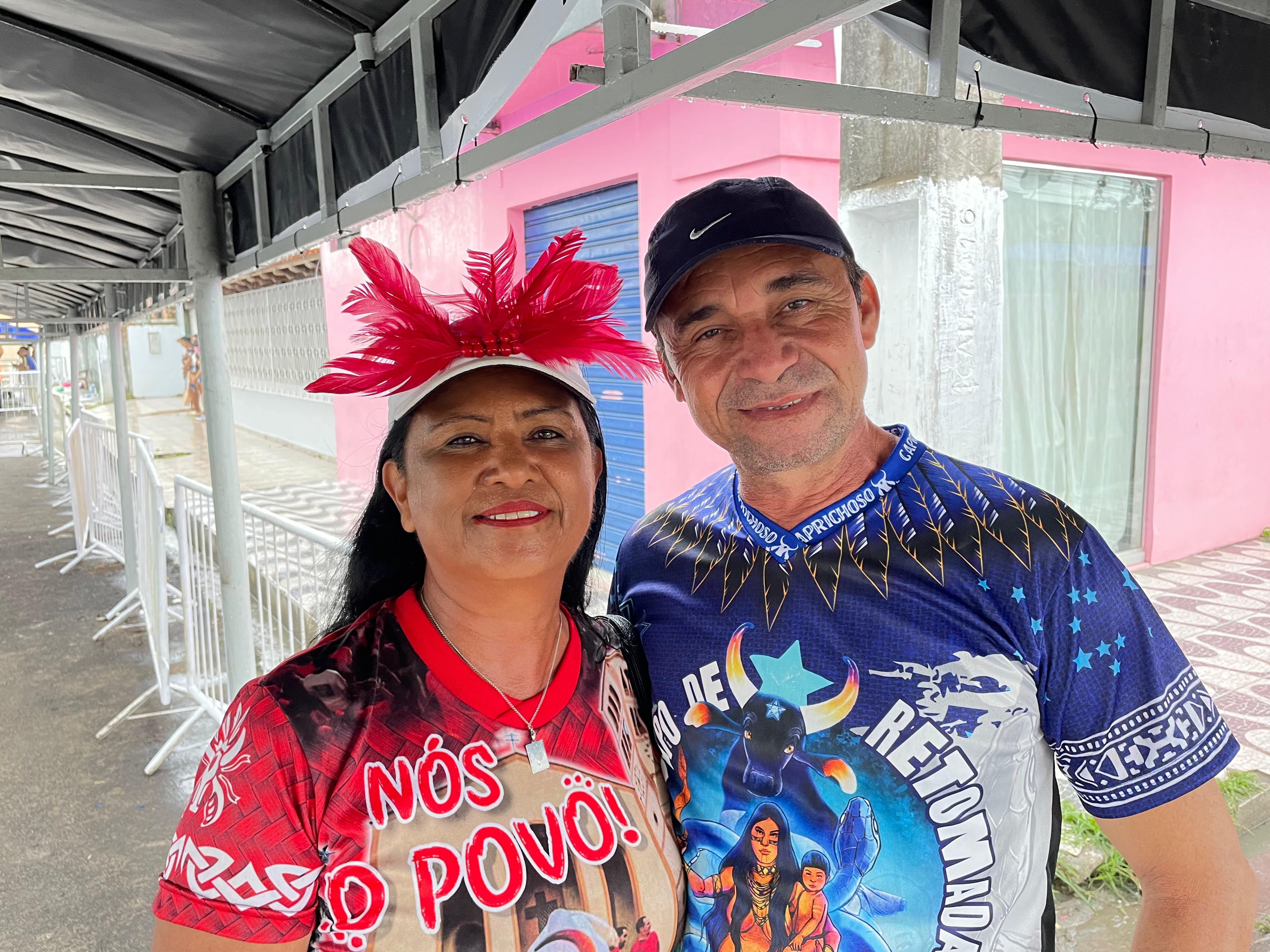 Em Parintins, casal de torcedores de bois rivais revela como manter o amor mesmo em lados opostos no festival