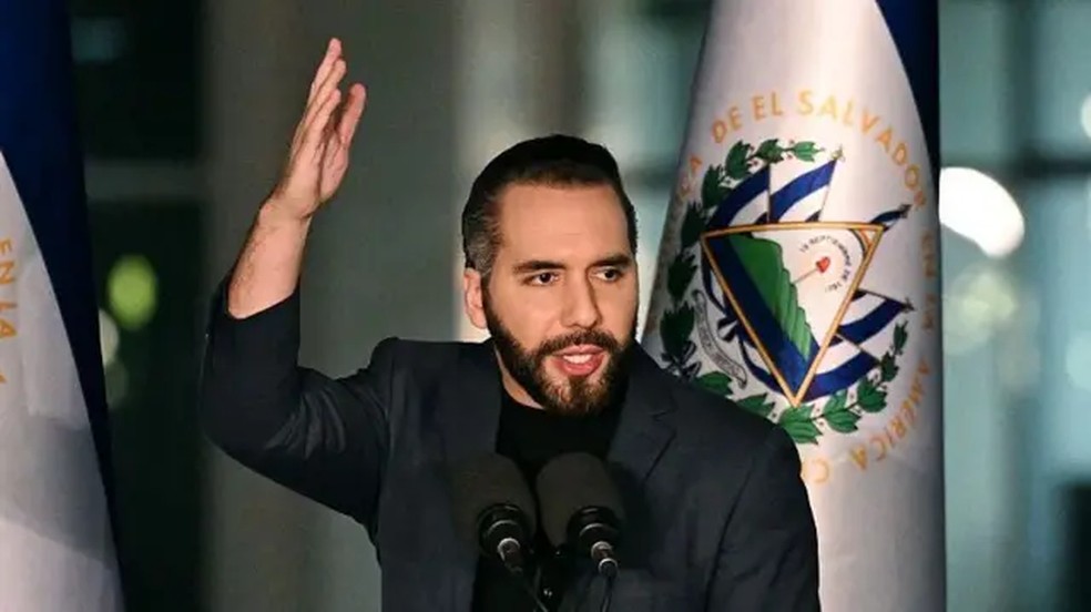 Nayib Bukele defende que suas medidas severas devolveram a calma às ruas de El Salvador e considera que suas forças de segurança cometeram 'poucos erros'. — Foto: AFP/Getty Images via BBC