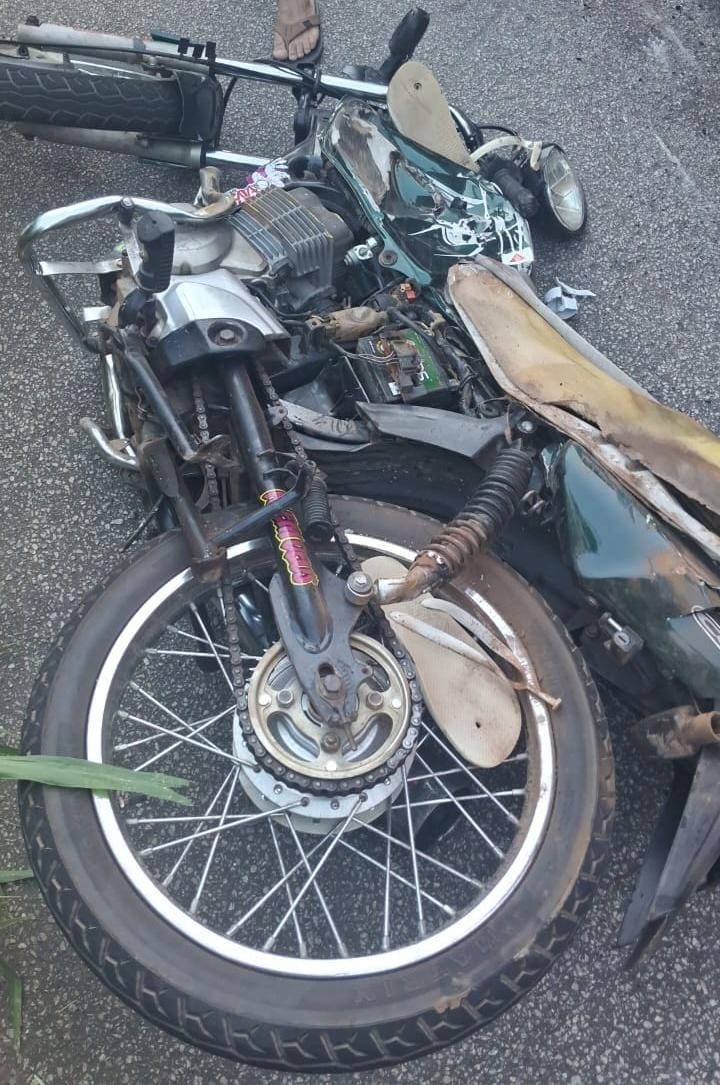 Motociclista perde o controle em curva e garupa morre atropelado por caminhão, em Virginópolis