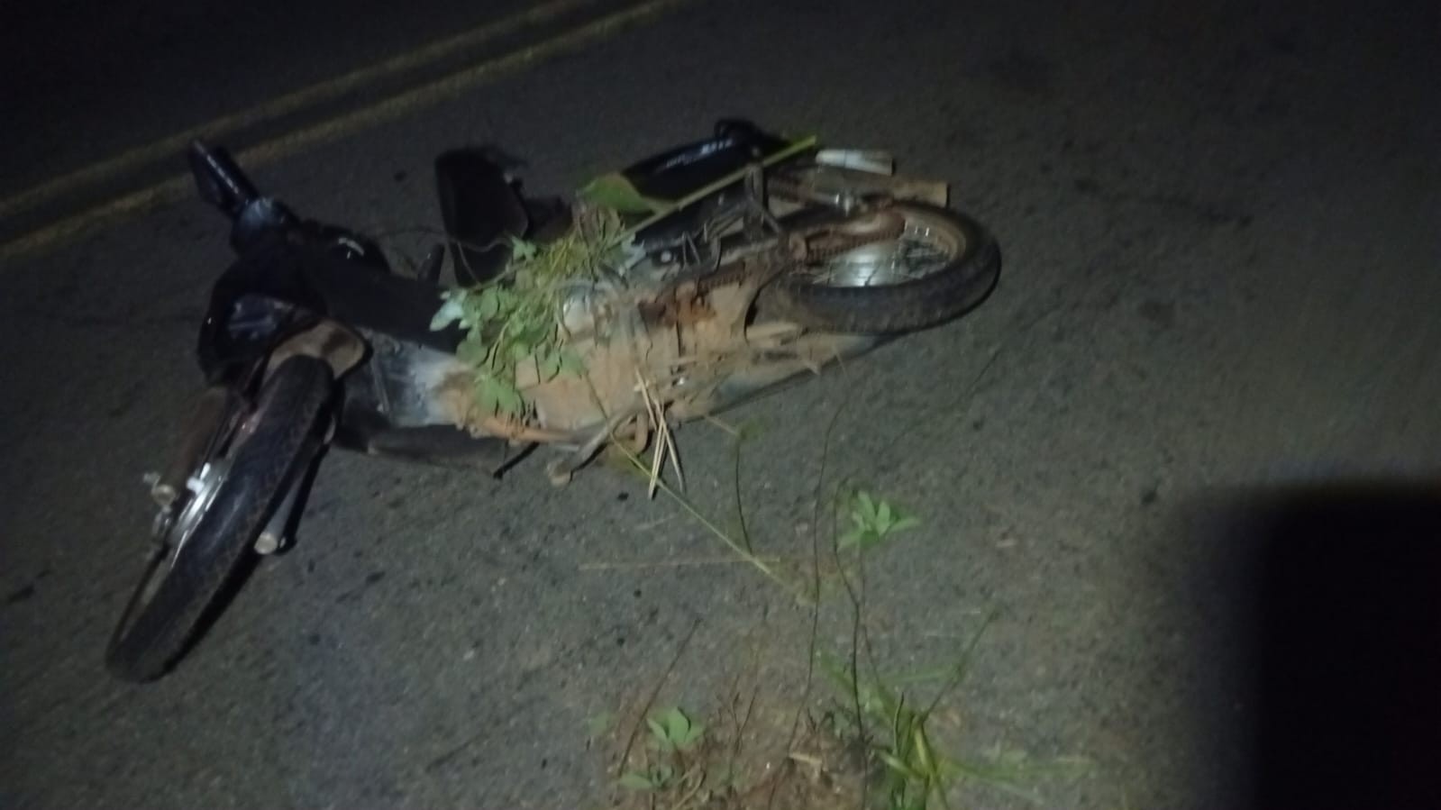 Motociclista morre após bater em defensa metálica na BR-352