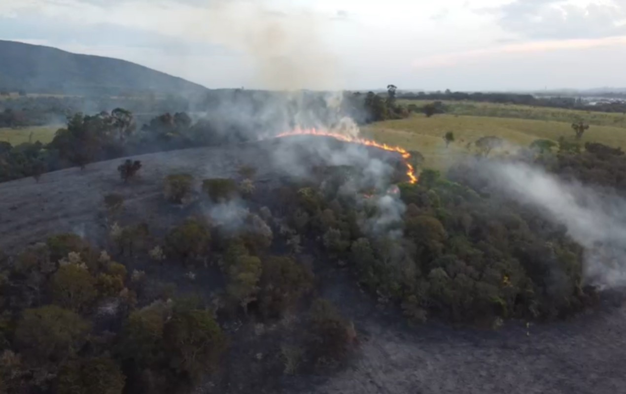 VÍDEO: incêndio na Serra do Japi mobiliza helicóptero Águia da PM em Jundiaí
