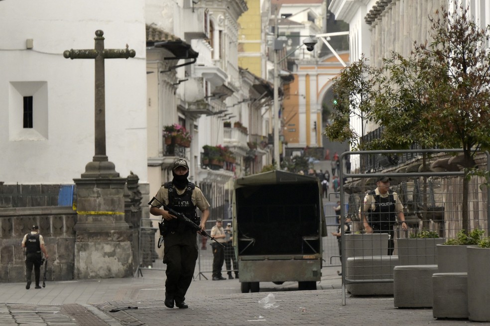 Exército nas ruas do Equador, em estado de exceção — Foto: Rodrigo BUENDIA / AFP